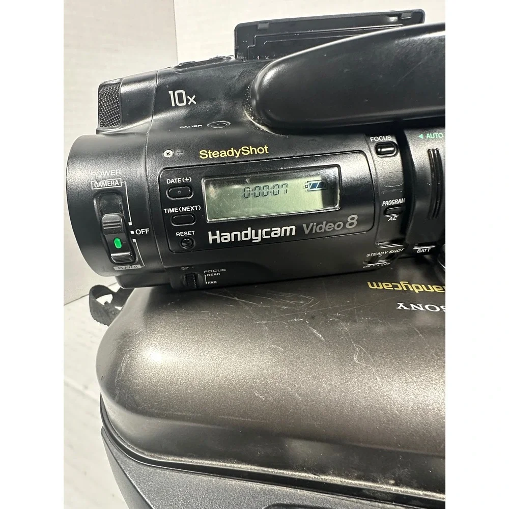 Sony Handycam Video 8 CCD-TR91 Camcorder Bundle SteadyShot 10x Zoom NTSC Case